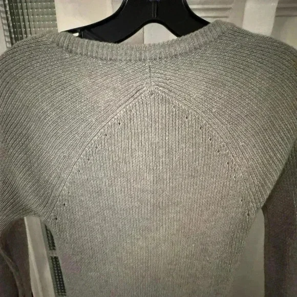 Lululemon women gray knit sweater thumb holes curved hem size 6 perfect! - Picture 4 of 15